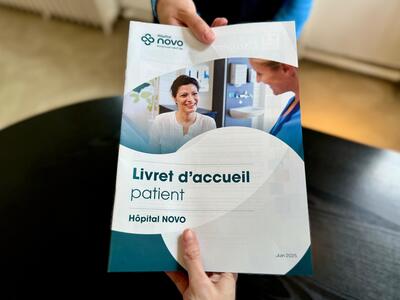 Remise du livret d'accueil à une patiente
